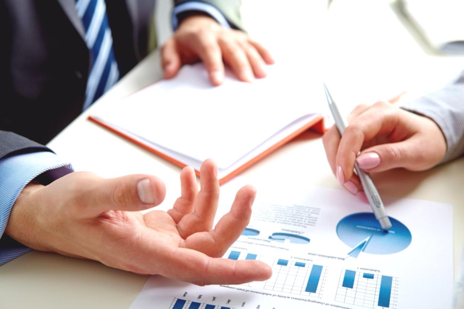 Experto financiero analizando datos complejos en múltiples pantallas